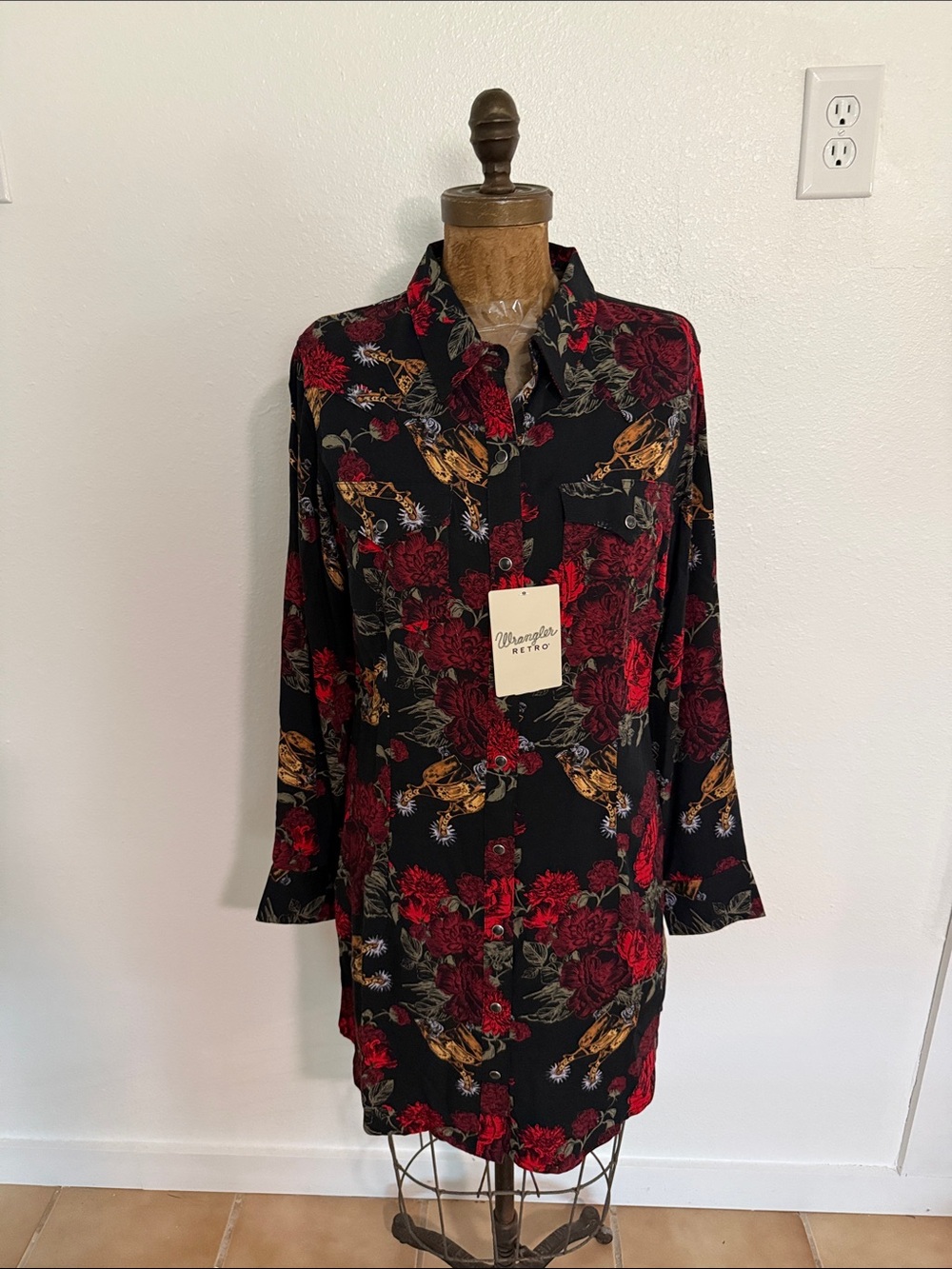 NWT Wrangler Punchy Rose Floral Snap-Front Dress in Black and Red Size S - Picture 4 of 8